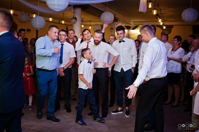 WAAACH5BAEAAAAALAAAAAABAAEAAAICRAEAOw==