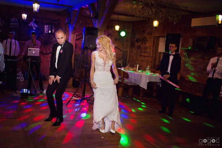 WAAACH5BAEAAAAALAAAAAABAAEAAAICRAEAOw==