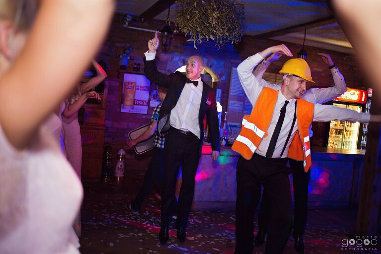 WAAACH5BAEAAAAALAAAAAABAAEAAAICRAEAOw==