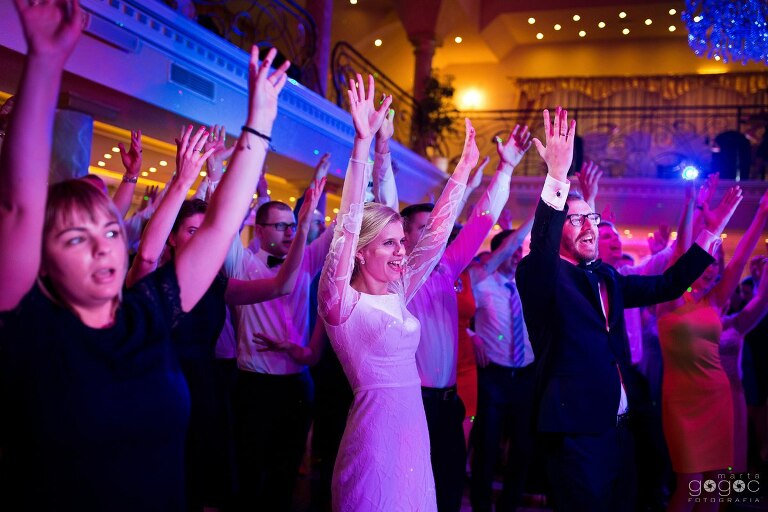 WAAACH5BAEAAAAALAAAAAABAAEAAAICRAEAOw==