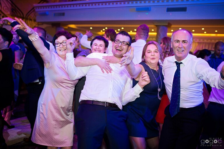 WAAACH5BAEAAAAALAAAAAABAAEAAAICRAEAOw==