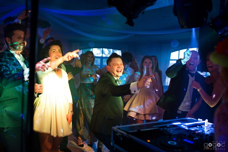 WAAACH5BAEAAAAALAAAAAABAAEAAAICRAEAOw==