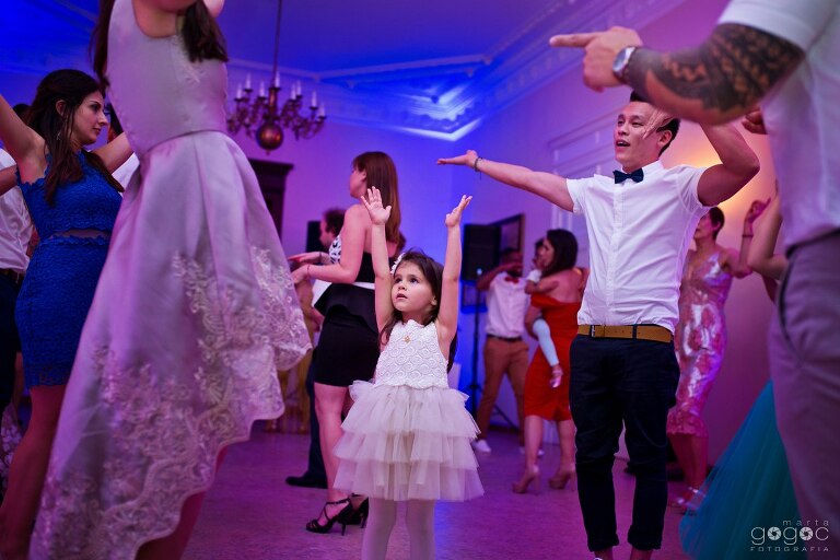 WAAACH5BAEAAAAALAAAAAABAAEAAAICRAEAOw==