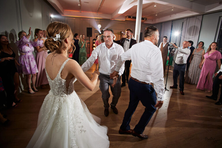 WAAACH5BAEAAAAALAAAAAABAAEAAAICRAEAOw==