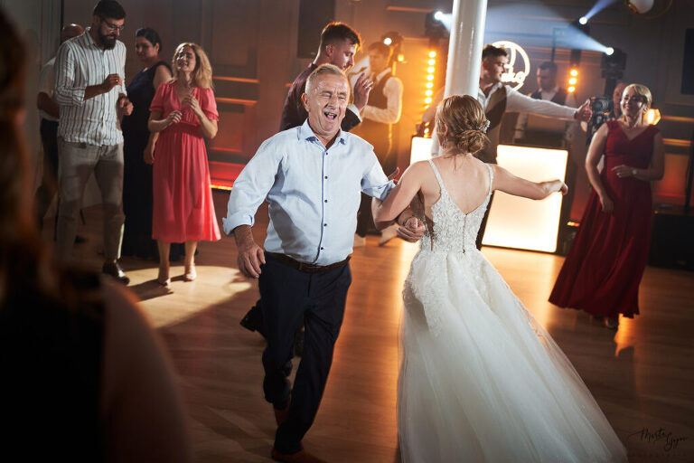 WAAACH5BAEAAAAALAAAAAABAAEAAAICRAEAOw==