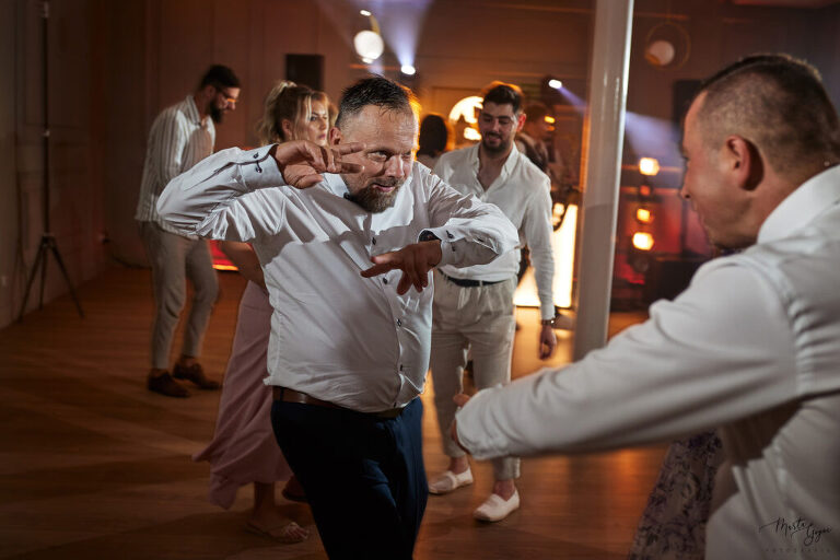 WAAACH5BAEAAAAALAAAAAABAAEAAAICRAEAOw==