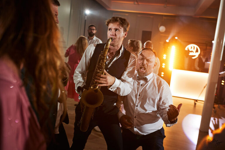 WAAACH5BAEAAAAALAAAAAABAAEAAAICRAEAOw==