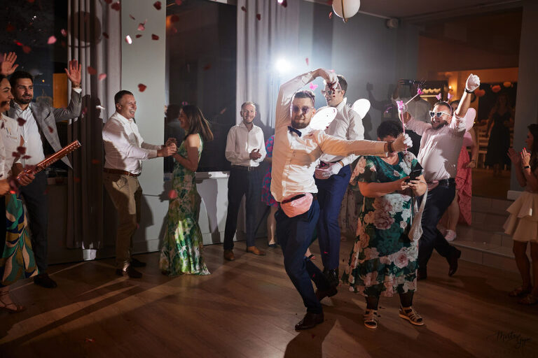 WAAACH5BAEAAAAALAAAAAABAAEAAAICRAEAOw==