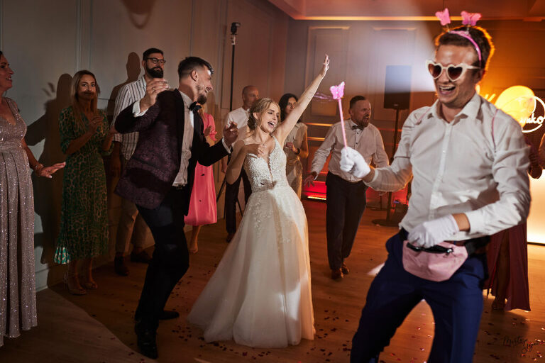 WAAACH5BAEAAAAALAAAAAABAAEAAAICRAEAOw==