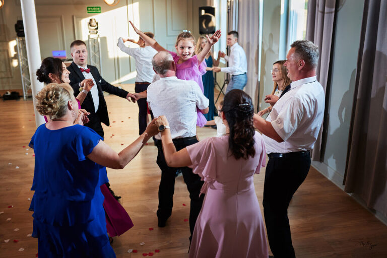 WAAACH5BAEAAAAALAAAAAABAAEAAAICRAEAOw==